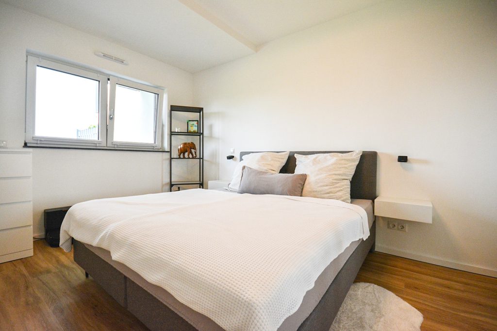 Gütelhöfer Immobilien - Immobilienangebot - Bornheim - Alle - Barrierefreie und energieeffiziente 116m² Maisonettewohnung mit Garten und Carport in Bornheim