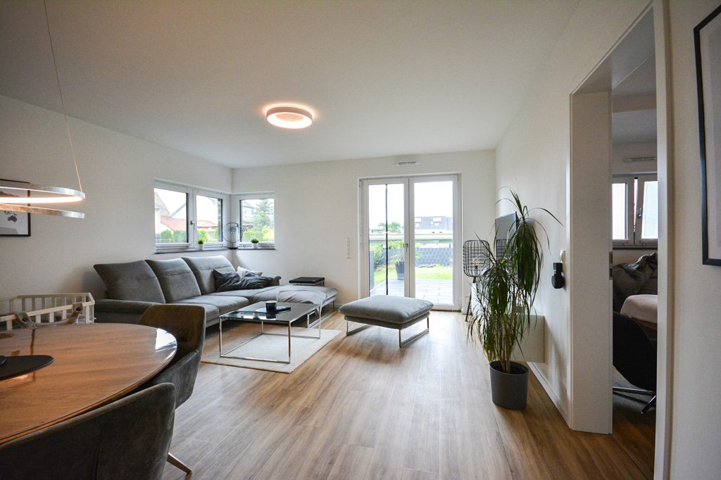 Gütelhöfer Immobilien - Immobilienangebot - Bornheim - Alle - Barrierefreie und energieeffiziente 116m² Maisonettewohnung mit Garten und Carport in Bornheim