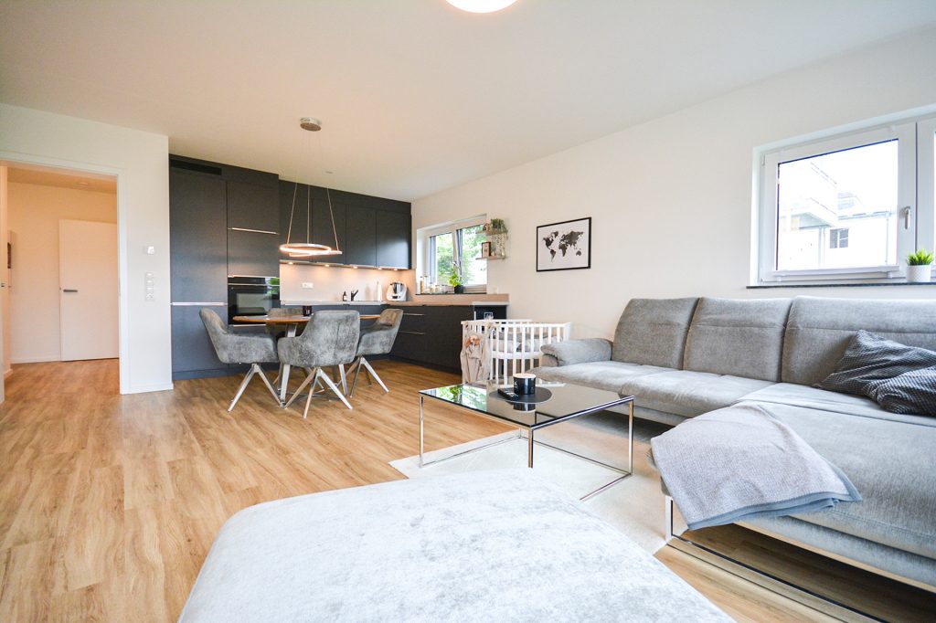 Gütelhöfer Immobilien - Immobilienangebot - Bornheim - Alle - Barrierefreie und energieeffiziente 116m² Maisonettewohnung mit Garten und Carport in Bornheim