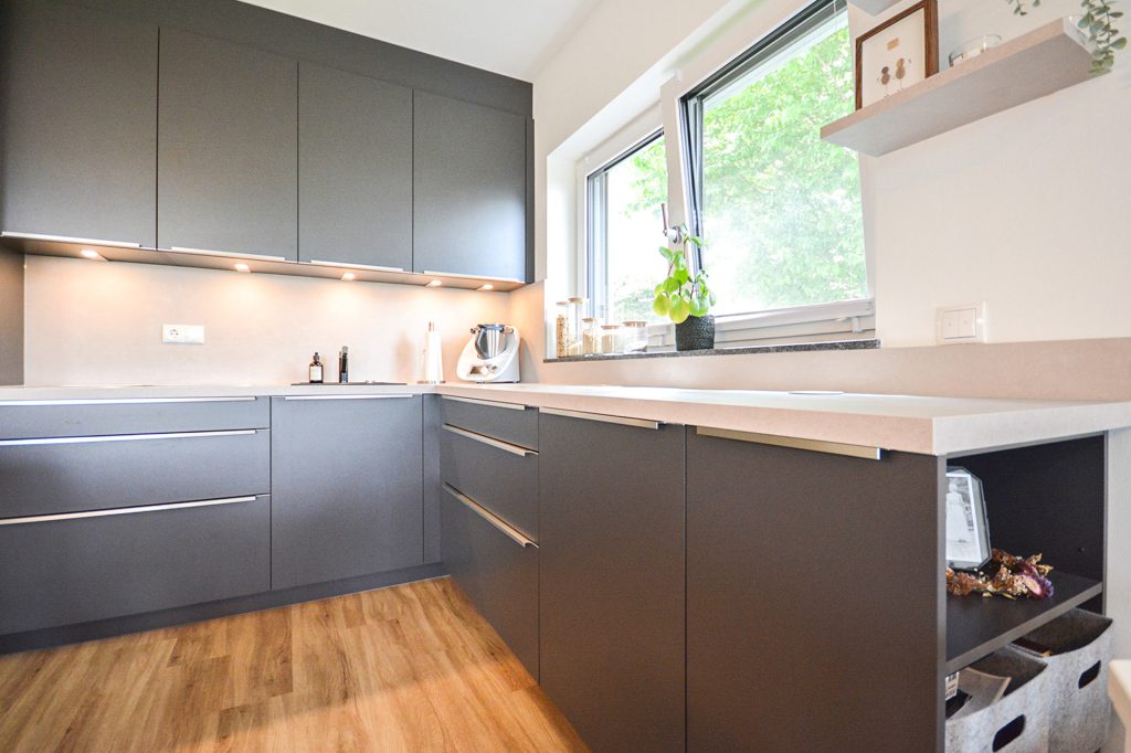Gütelhöfer Immobilien - Immobilienangebot - Bornheim - Alle - Barrierefreie und energieeffiziente 116m² Maisonettewohnung mit Garten und Carport in Bornheim