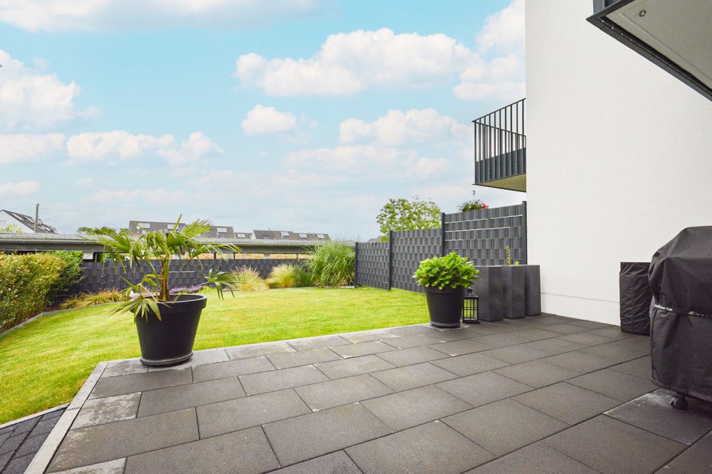Gütelhöfer Immobilien - Immobilienangebot - Bornheim - Alle - Barrierefreie und energieeffiziente 116m² Maisonettewohnung mit Garten und Carport in Bornheim