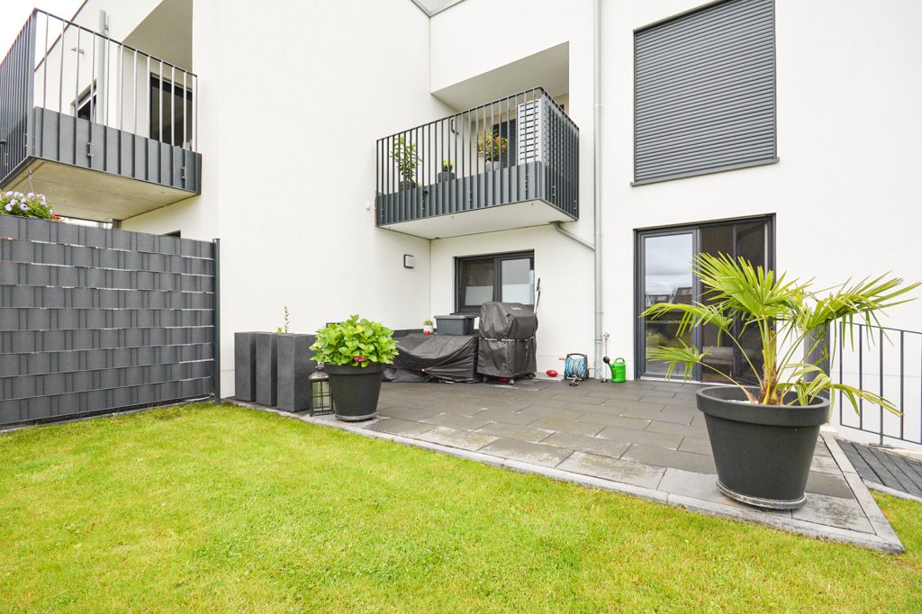 Gütelhöfer Immobilien - Immobilienangebot - Bornheim - Alle - Barrierefreie und energieeffiziente 116m² Maisonettewohnung mit Garten und Carport in Bornheim