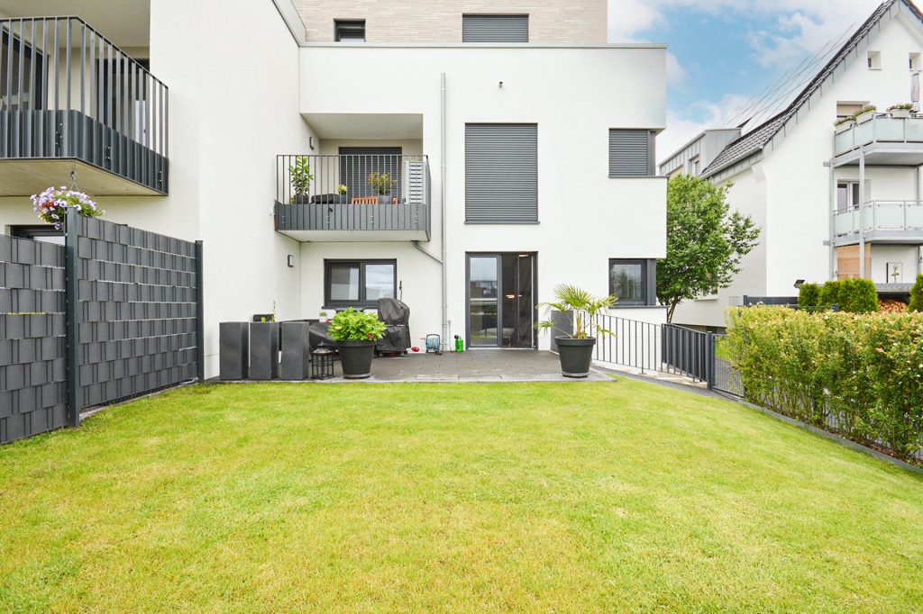 Gütelhöfer Immobilien - Immobilienangebot - Bornheim - Alle - Barrierefreie und energieeffiziente 116m² Maisonettewohnung mit Garten und Carport in Bornheim
