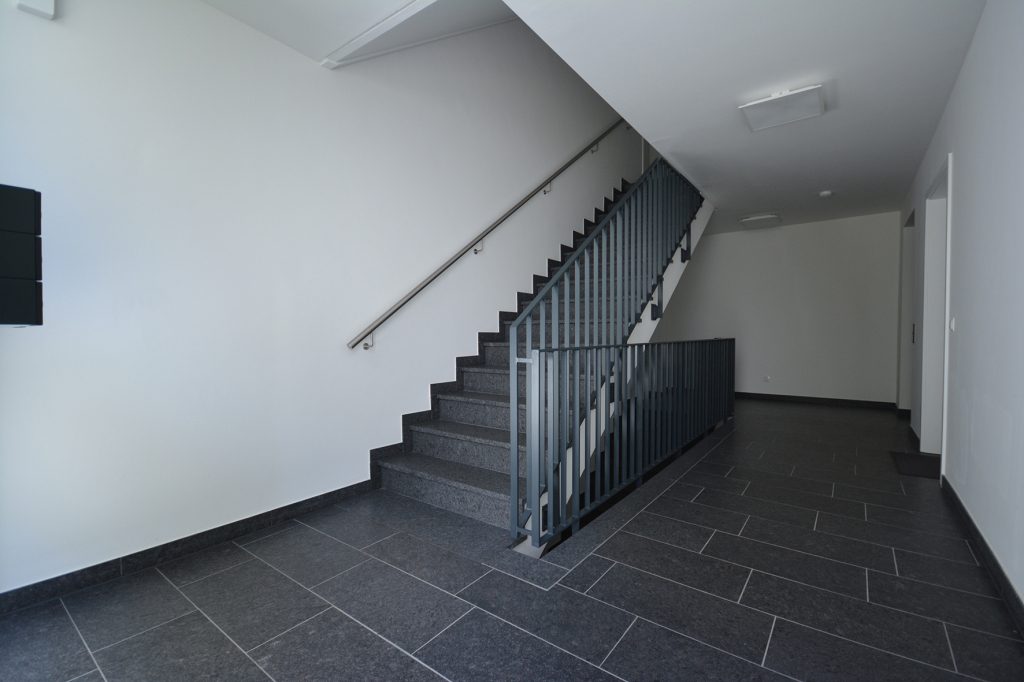 Gütelhöfer Immobilien - Immobilienangebot - Bornheim - Alle - Barrierefreie und energieeffiziente 116m² Maisonettewohnung mit Garten und Carport in Bornheim