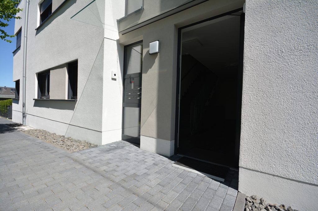 Gütelhöfer Immobilien - Immobilienangebot - Bornheim - Alle - Barrierefreie und energieeffiziente 116m² Maisonettewohnung mit Garten und Carport in Bornheim