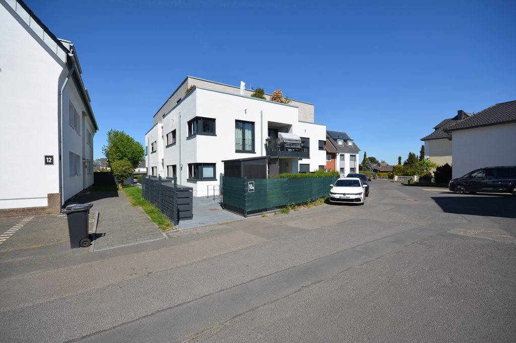 Gütelhöfer Immobilien - Immobilienangebot - Bornheim - Alle - Barrierefreie und energieeffiziente 116m² Maisonettewohnung mit Garten und Carport in Bornheim
