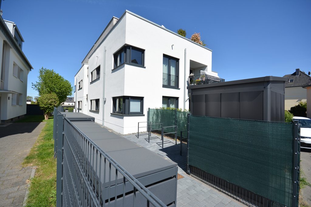 Gütelhöfer Immobilien - Immobilienangebot - Bornheim - Alle - Barrierefreie und energieeffiziente 116m² Maisonettewohnung mit Garten und Carport in Bornheim