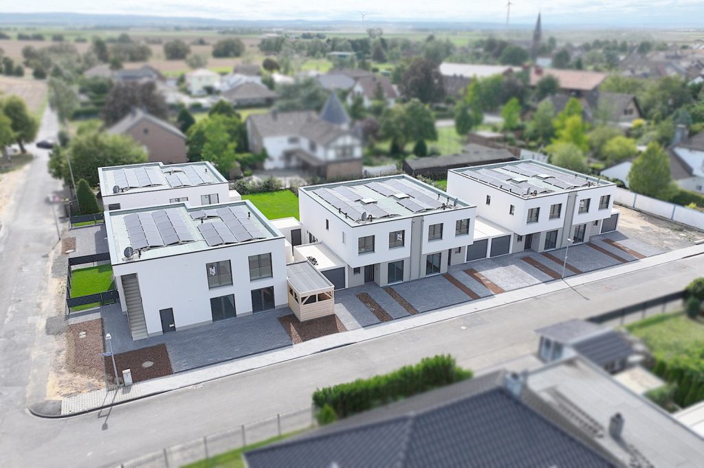 Gütelhöfer Immobilien - Immobilienangebot - Swisttal / Straßfeld - Alle - Neuwertig! Energieeffiziente 143m² Doppelhaushälfte mit Garten, Einbauküche und Garage in Straßfeld