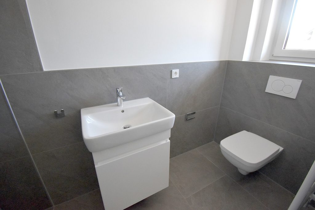 Gütelhöfer Immobilien - Immobilienangebot - Swisttal / Straßfeld - Alle - Neuwertig! Energieeffiziente 143m² Doppelhaushälfte mit Garten, Einbauküche und Garage in Straßfeld