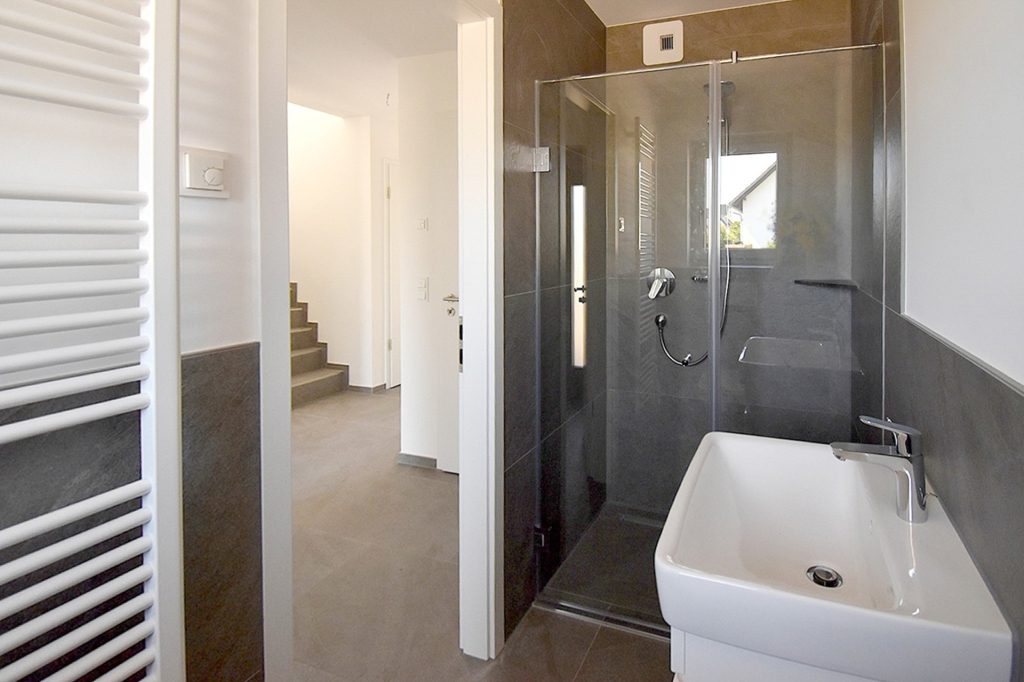 Gütelhöfer Immobilien - Immobilienangebot - Swisttal / Straßfeld - Alle - Neuwertig! Energieeffiziente 143m² Doppelhaushälfte mit Garten, Einbauküche und Garage in Straßfeld