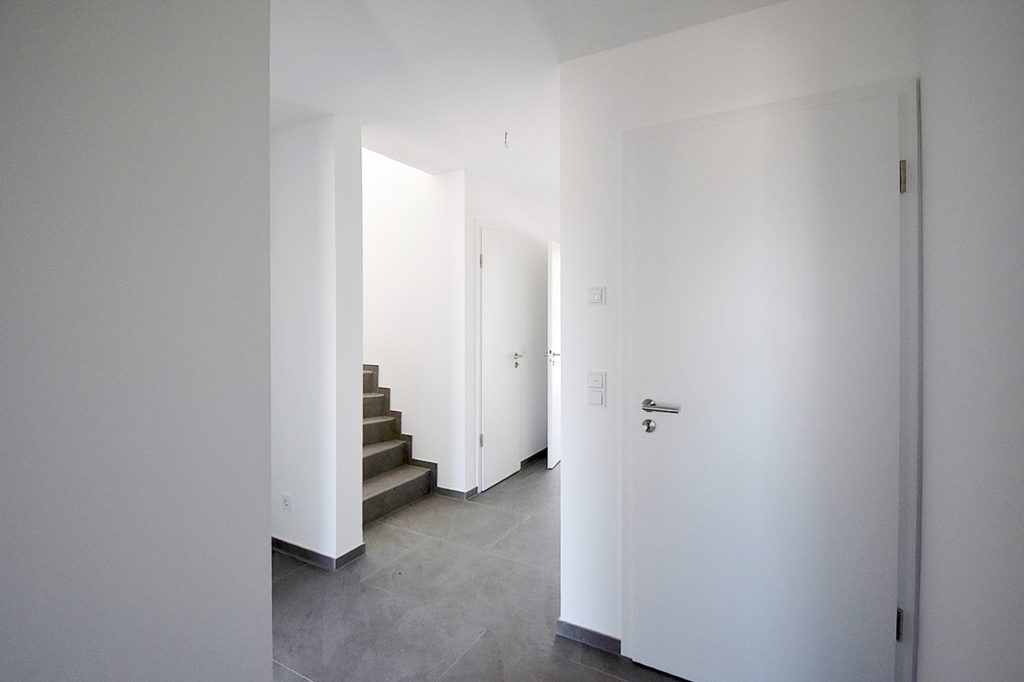 Gütelhöfer Immobilien - Immobilienangebot - Swisttal / Straßfeld - Alle - Neuwertig! Energieeffiziente 143m² Doppelhaushälfte mit Garten, Einbauküche und Garage in Straßfeld