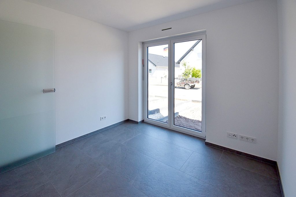 Gütelhöfer Immobilien - Immobilienangebot - Swisttal / Straßfeld - Alle - Neuwertig! Energieeffiziente 143m² Doppelhaushälfte mit Garten, Einbauküche und Garage in Straßfeld