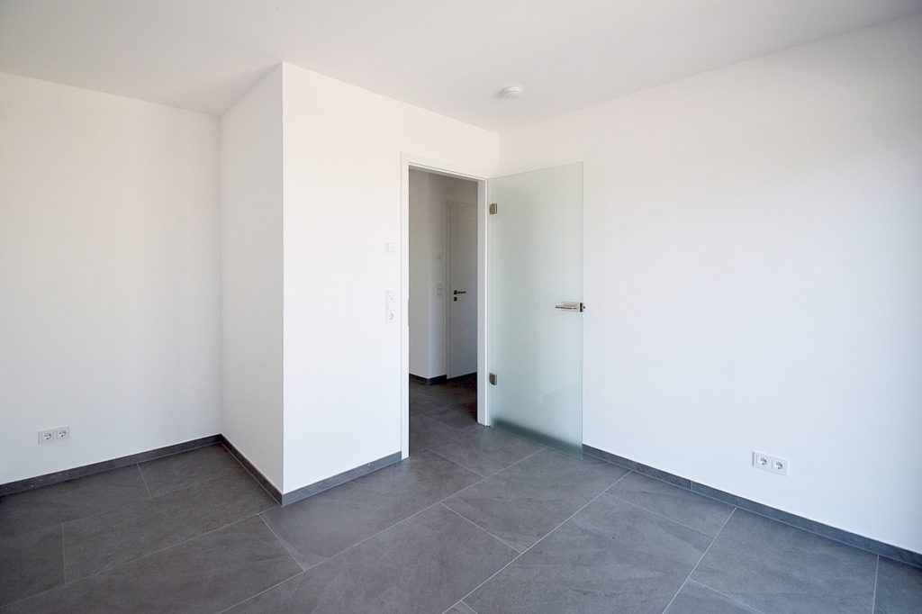 Gütelhöfer Immobilien - Immobilienangebot - Swisttal / Straßfeld - Alle - Neuwertig! Energieeffiziente 143m² Doppelhaushälfte mit Garten, Einbauküche und Garage in Straßfeld