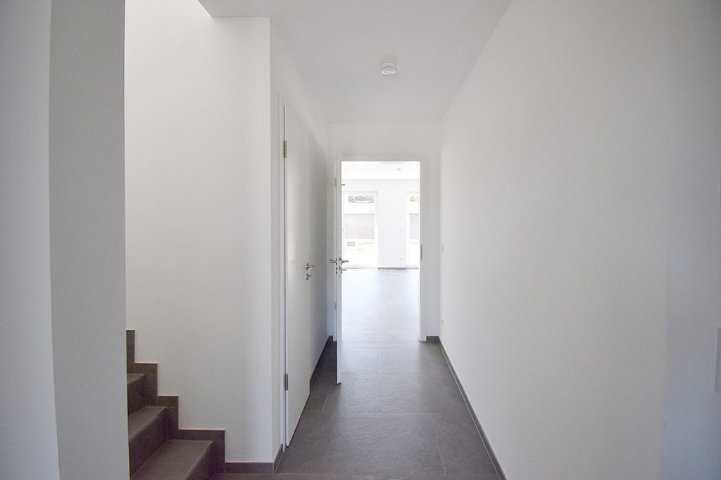 Gütelhöfer Immobilien - Immobilienangebot - Swisttal / Straßfeld - Alle - Neuwertig! Energieeffiziente 143m² Doppelhaushälfte mit Garten, Einbauküche und Garage in Straßfeld