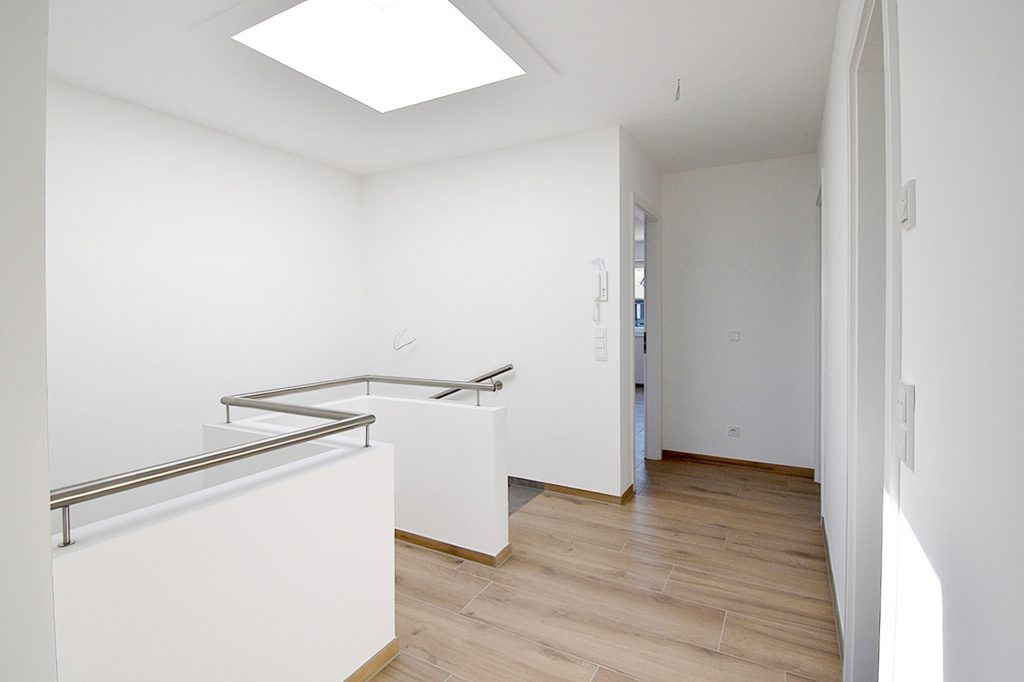 Gütelhöfer Immobilien - Immobilienangebot - Swisttal / Straßfeld - Alle - Neuwertig! Energieeffiziente 143m² Doppelhaushälfte mit Garten, Einbauküche und Garage in Straßfeld