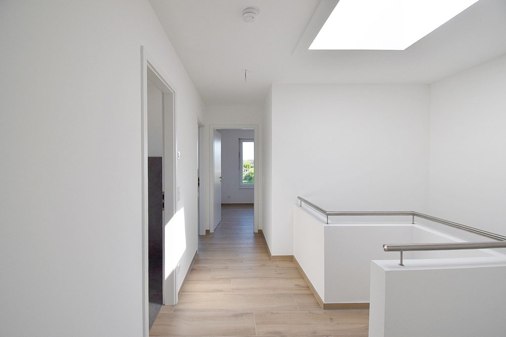 Gütelhöfer Immobilien - Immobilienangebot - Swisttal / Straßfeld - Alle - Neuwertig! Energieeffiziente 143m² Doppelhaushälfte mit Garten, Einbauküche und Garage in Straßfeld