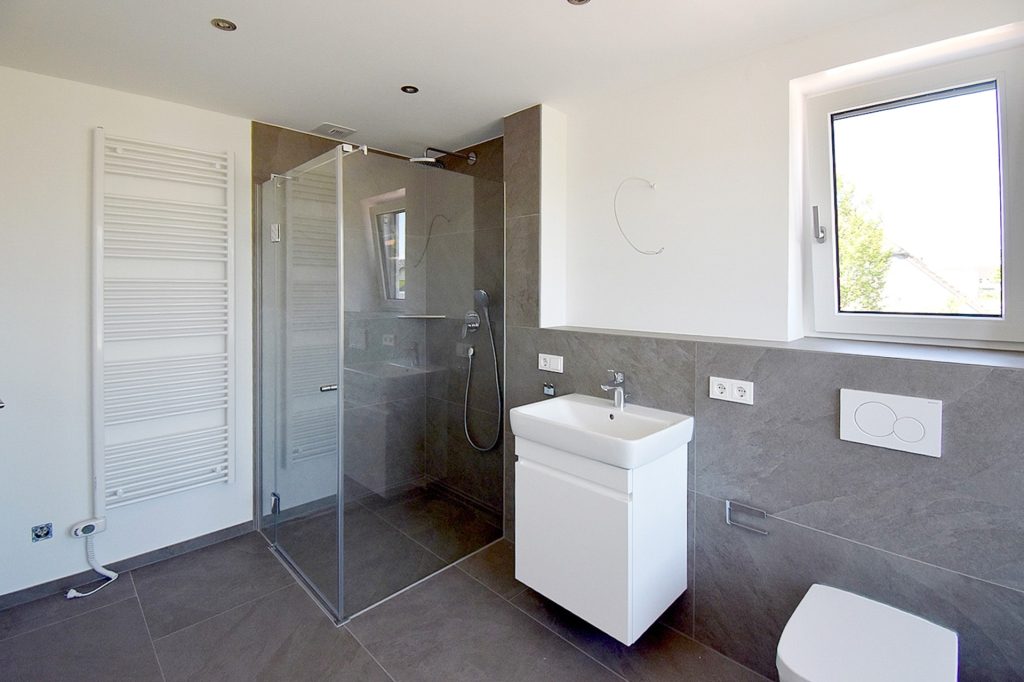 Gütelhöfer Immobilien - Immobilienangebot - Swisttal / Straßfeld - Alle - Neuwertig! Energieeffiziente 143m² Doppelhaushälfte mit Garten, Einbauküche und Garage in Straßfeld