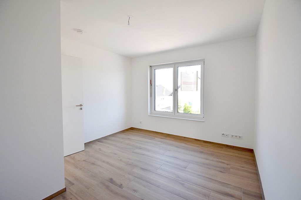 Gütelhöfer Immobilien - Immobilienangebot - Swisttal / Straßfeld - Alle - Neuwertig! Energieeffiziente 143m² Doppelhaushälfte mit Garten, Einbauküche und Garage in Straßfeld