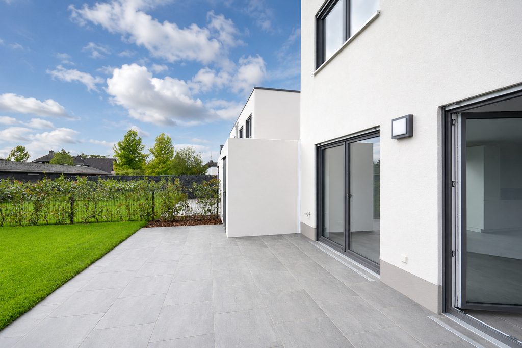 Gütelhöfer Immobilien - Immobilienangebot - Swisttal / Straßfeld - Alle - Neuwertig! Energieeffiziente 143m² Doppelhaushälfte mit Garten, Einbauküche und Garage in Straßfeld