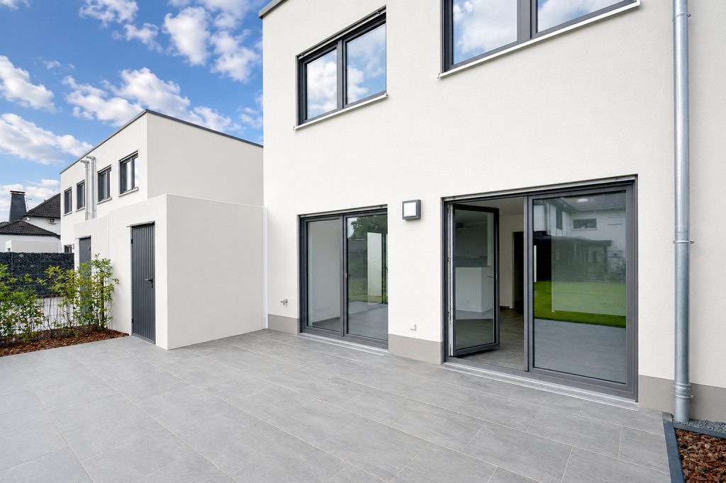 Gütelhöfer Immobilien - Immobilienangebot - Swisttal / Straßfeld - Alle - Neuwertig! Energieeffiziente 143m² Doppelhaushälfte mit Garten, Einbauküche und Garage in Straßfeld