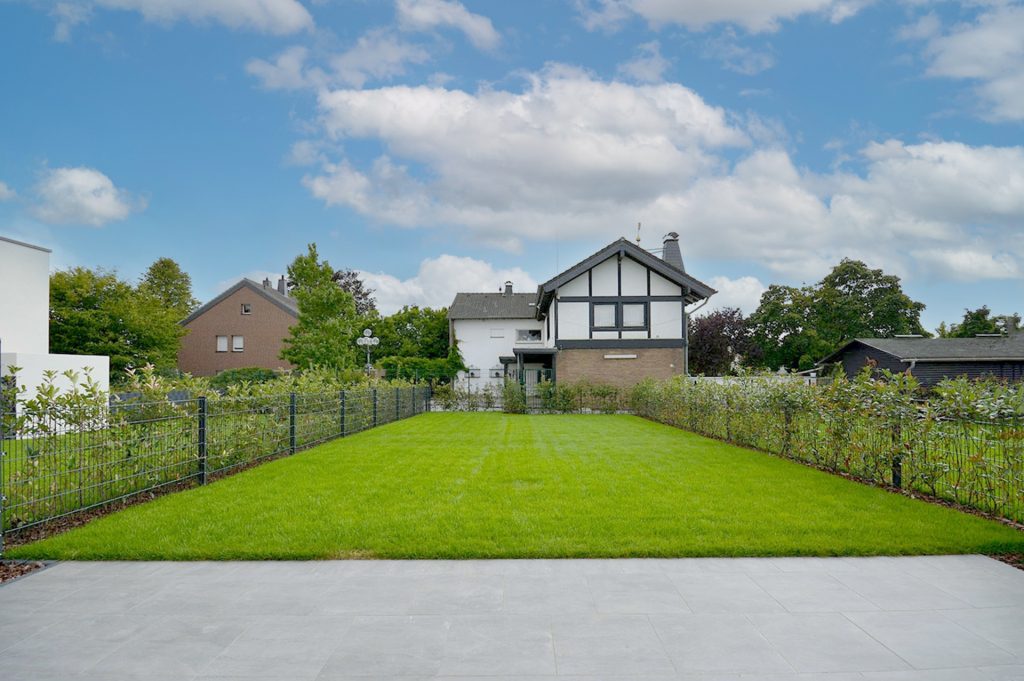 Gütelhöfer Immobilien - Immobilienangebot - Swisttal / Straßfeld - Alle - Neuwertig! Energieeffiziente 143m² Doppelhaushälfte mit Garten, Einbauküche und Garage in Straßfeld