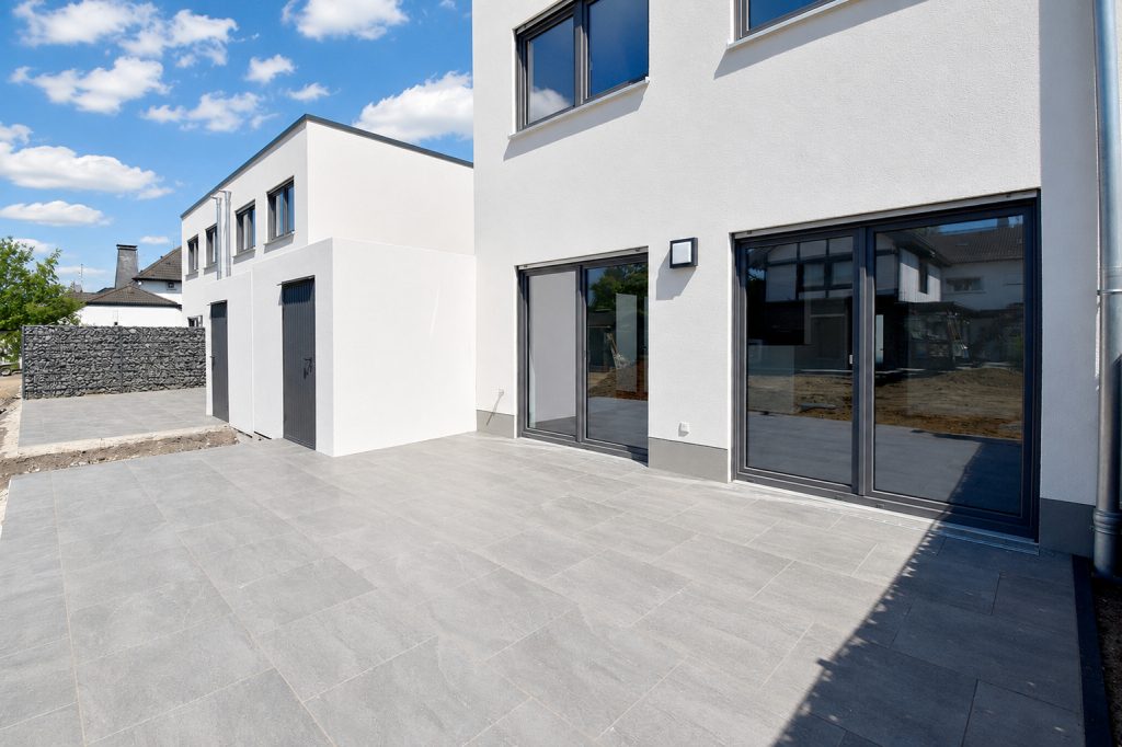Gütelhöfer Immobilien - Immobilienangebot - Swisttal / Straßfeld - Alle - Neuwertig! Energieeffiziente 143m² Doppelhaushälfte mit Garten, Einbauküche und Garage in Straßfeld
