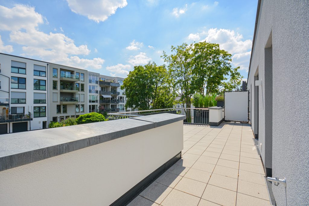 Gütelhöfer Immobilien - Immobilienangebot - Köln / Sürth - Alle - Erstbezug! Exklusive 3-Zimmer-Wohnung mit Dachterrasse und TG-Stellplatz in Rheinnähe von Köln-Sürth