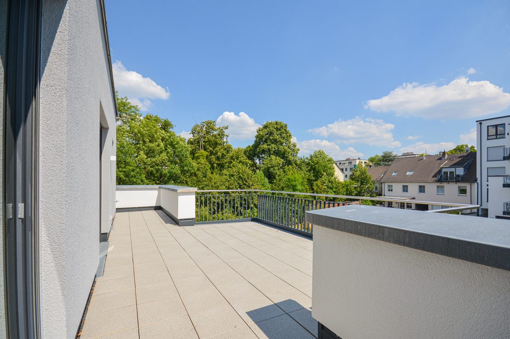 Gütelhöfer Immobilien - Immobilienangebot - Köln / Sürth - Alle - Erstbezug! Exklusive 3-Zimmer-Wohnung mit Dachterrasse und TG-Stellplatz in Rheinnähe von Köln-Sürth