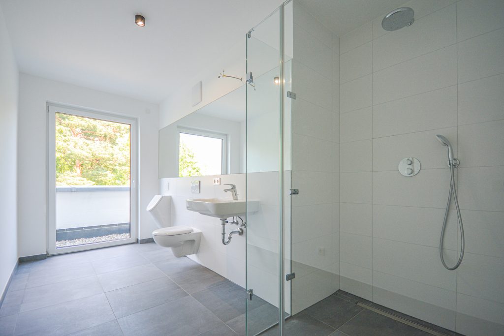 Gütelhöfer Immobilien - Immobilienangebot - Köln / Sürth - Alle - Erstbezug! Exklusive 3-Zimmer-Wohnung mit Dachterrasse und TG-Stellplatz in Rheinnähe von Köln-Sürth