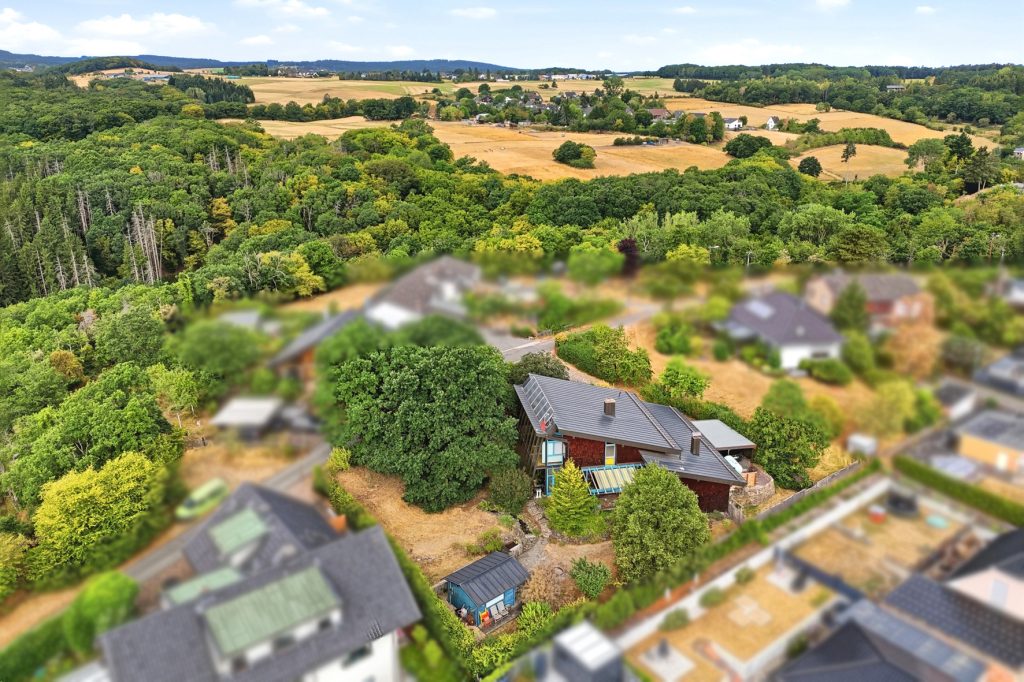 Gütelhöfer Immobilien - Immobilienangebot - Bad Münstereifel / Houverath - Alle - Traumhaftes Architektenhaus für Individualisten am Waldrand mit einmaligem Wintergarten und Sauna