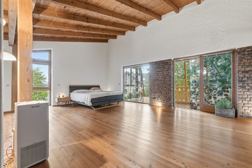 Gütelhöfer Immobilien - Immobilienangebot - Bad Münstereifel / Houverath - Alle - Traumhaftes Architektenhaus für Individualisten am Waldrand mit einmaligem Wintergarten und Sauna