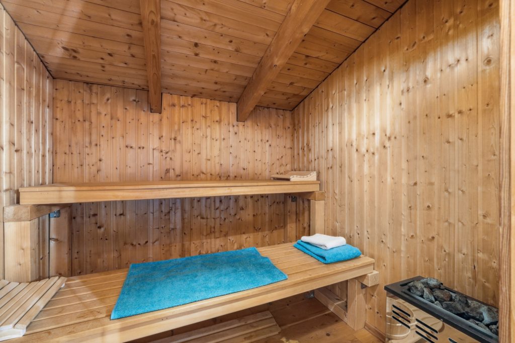 Gütelhöfer Immobilien - Immobilienangebot - Bad Münstereifel / Houverath - Alle - Traumhaftes Architektenhaus für Individualisten am Waldrand mit einmaligem Wintergarten und Sauna