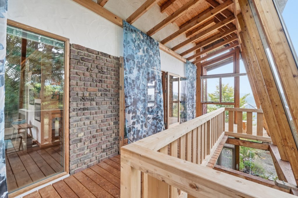 Gütelhöfer Immobilien - Immobilienangebot - Bad Münstereifel / Houverath - Alle - Traumhaftes Architektenhaus für Individualisten am Waldrand mit einmaligem Wintergarten und Sauna