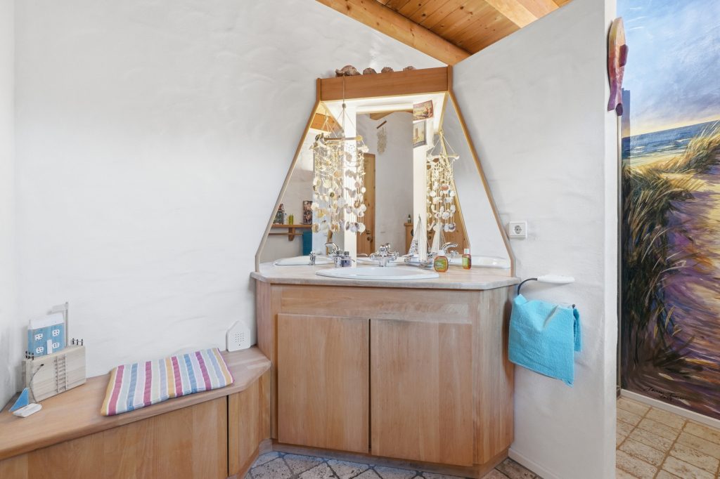 Gütelhöfer Immobilien - Immobilienangebot - Bad Münstereifel / Houverath - Alle - Traumhaftes Architektenhaus für Individualisten am Waldrand mit einmaligem Wintergarten und Sauna