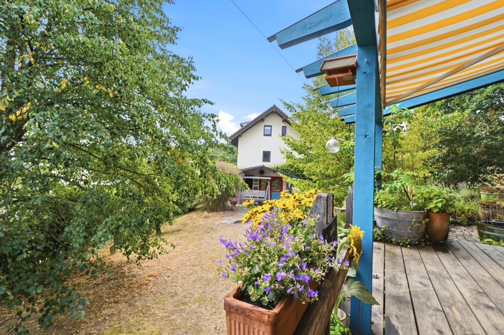 Gütelhöfer Immobilien - Immobilienangebot - Bad Münstereifel / Houverath - Alle - Traumhaftes Architektenhaus für Individualisten am Waldrand mit einmaligem Wintergarten und Sauna