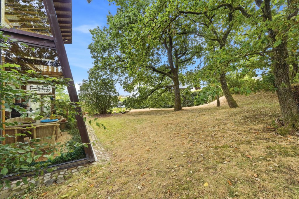 Gütelhöfer Immobilien - Immobilienangebot - Bad Münstereifel / Houverath - Alle - Traumhaftes Architektenhaus für Individualisten am Waldrand mit einmaligem Wintergarten und Sauna
