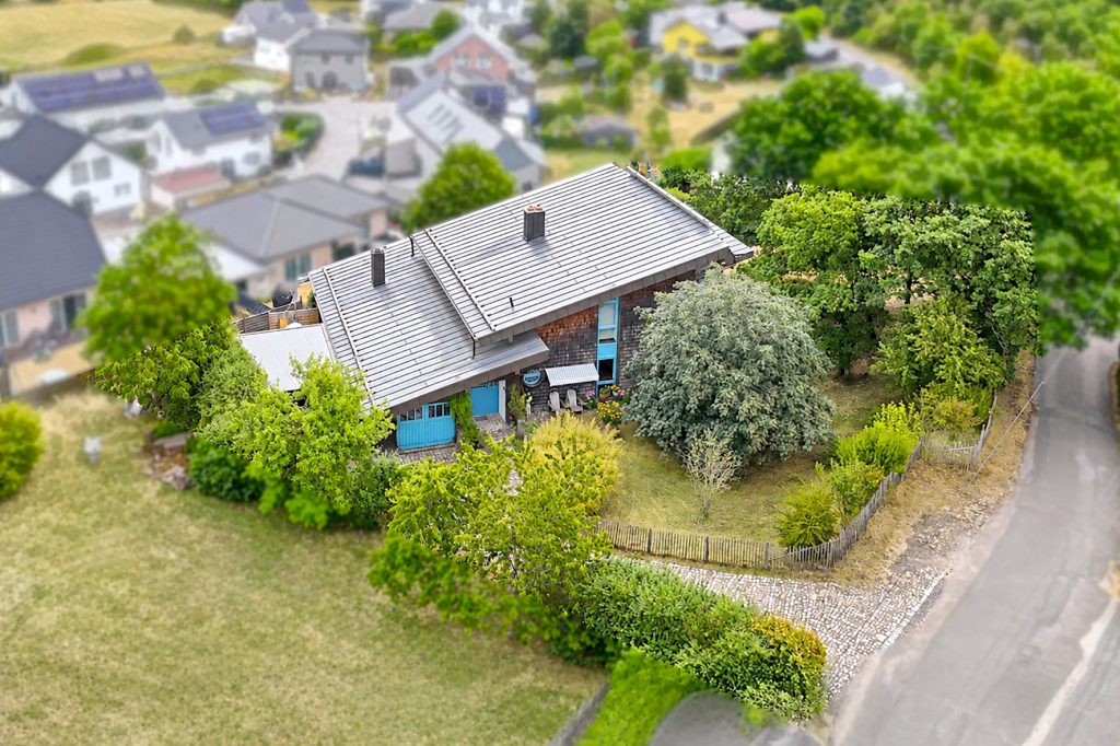 Gütelhöfer Immobilien - Immobilienangebot - Bad Münstereifel / Houverath - Alle - Traumhaftes Architektenhaus für Individualisten am Waldrand mit einmaligem Wintergarten und Sauna