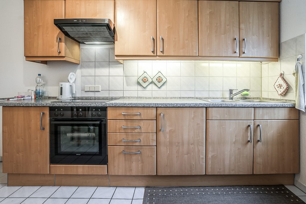 Gütelhöfer Immobilien - Immobilienangebot - Bonn / Beuel - Alle - Ideale Kapitalanlage! Solide vermietete 2-Zimmer-Wohnung mit Balkon und Stellplatz in Bonn-Beuel