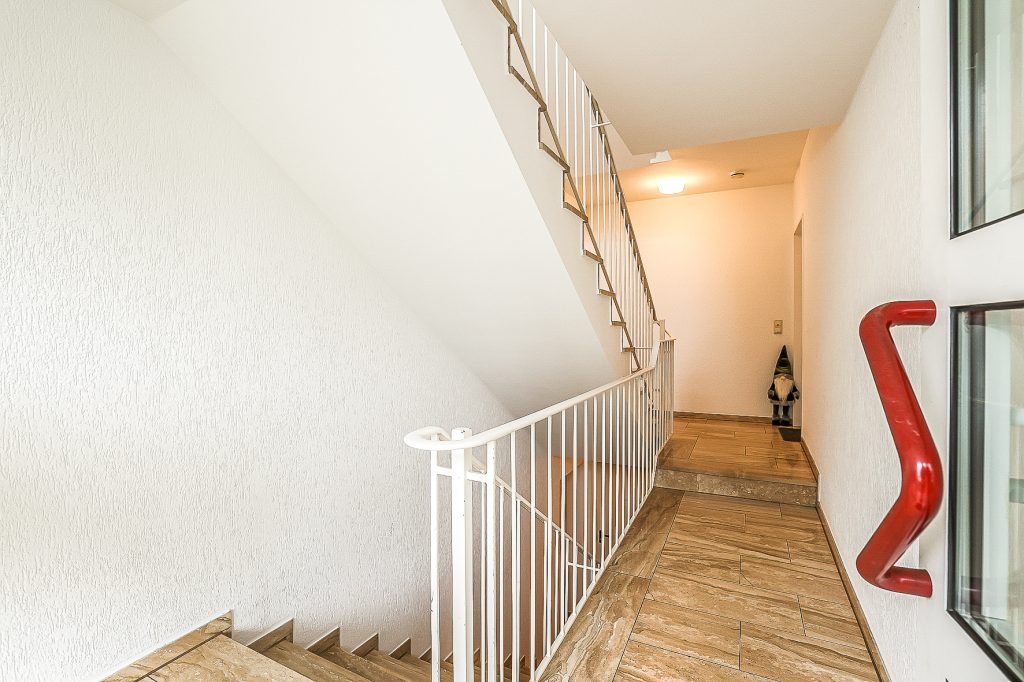 Gütelhöfer Immobilien - Immobilienangebot - Bonn / Beuel - Alle - Ideale Kapitalanlage! Solide vermietete 2-Zimmer-Wohnung mit Balkon und Stellplatz in Bonn-Beuel