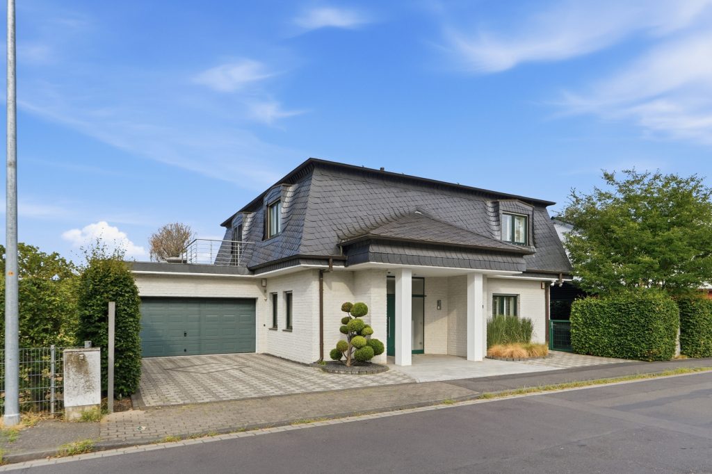 Gütelhöfer Immobilien - Immobilienangebot - Bornheim / Uedorf - Alle - Zeitloses Einfamilienhaus in Uedorf. Exklusives Wohnen in Rheinnähe mit hochwertiger Ausstattung!