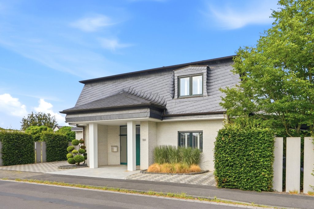 Gütelhöfer Immobilien - Immobilienangebot - Bornheim / Uedorf - Alle - Zeitloses Einfamilienhaus in Uedorf. Exklusives Wohnen in Rheinnähe mit hochwertiger Ausstattung!