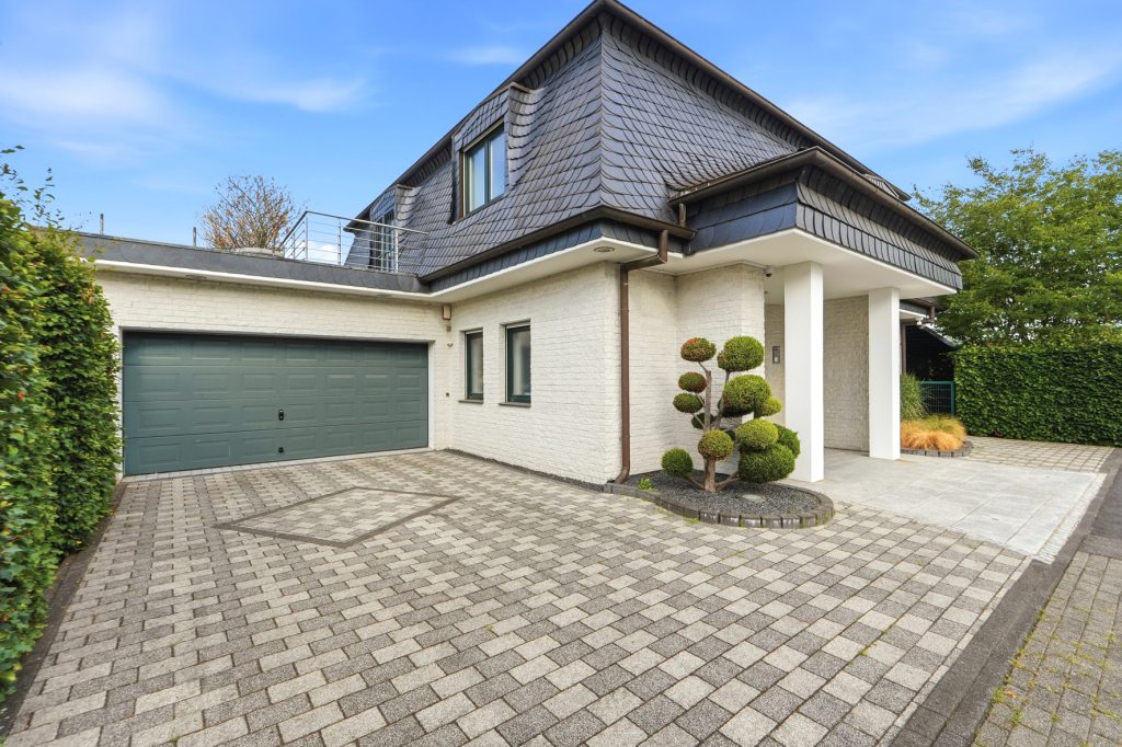 Gütelhöfer Immobilien - Immobilienangebot - Bornheim / Uedorf - Alle - Zeitloses Einfamilienhaus in Uedorf. Exklusives Wohnen in Rheinnähe mit hochwertiger Ausstattung!