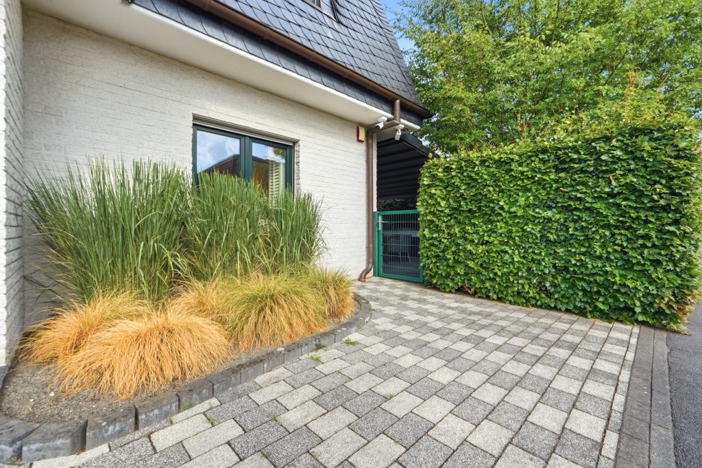 Gütelhöfer Immobilien - Immobilienangebot - Bornheim / Uedorf - Alle - Zeitloses Einfamilienhaus in Uedorf. Exklusives Wohnen in Rheinnähe mit hochwertiger Ausstattung!