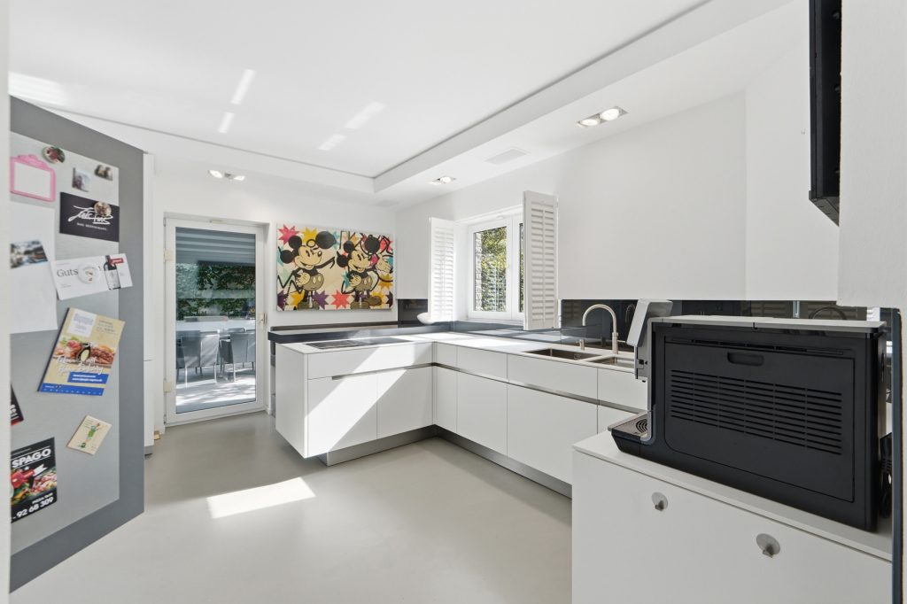 Gütelhöfer Immobilien - Immobilienangebot - Bornheim / Uedorf - Alle - Zeitloses Einfamilienhaus in Uedorf. Exklusives Wohnen in Rheinnähe mit hochwertiger Ausstattung!