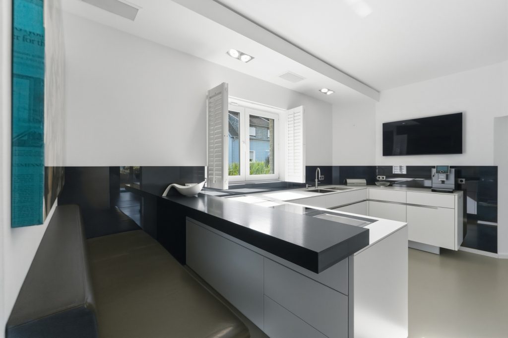 Gütelhöfer Immobilien - Immobilienangebot - Bornheim / Uedorf - Alle - Zeitloses Einfamilienhaus in Uedorf. Exklusives Wohnen in Rheinnähe mit hochwertiger Ausstattung!