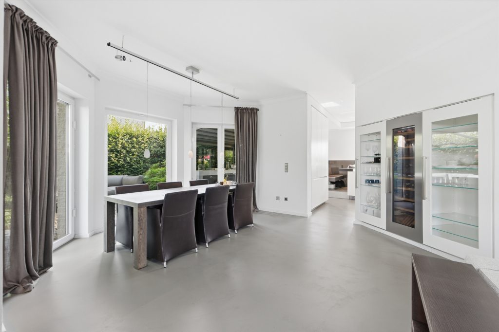 Gütelhöfer Immobilien - Immobilienangebot - Bornheim / Uedorf - Alle - Zeitloses Einfamilienhaus in Uedorf. Exklusives Wohnen in Rheinnähe mit hochwertiger Ausstattung!