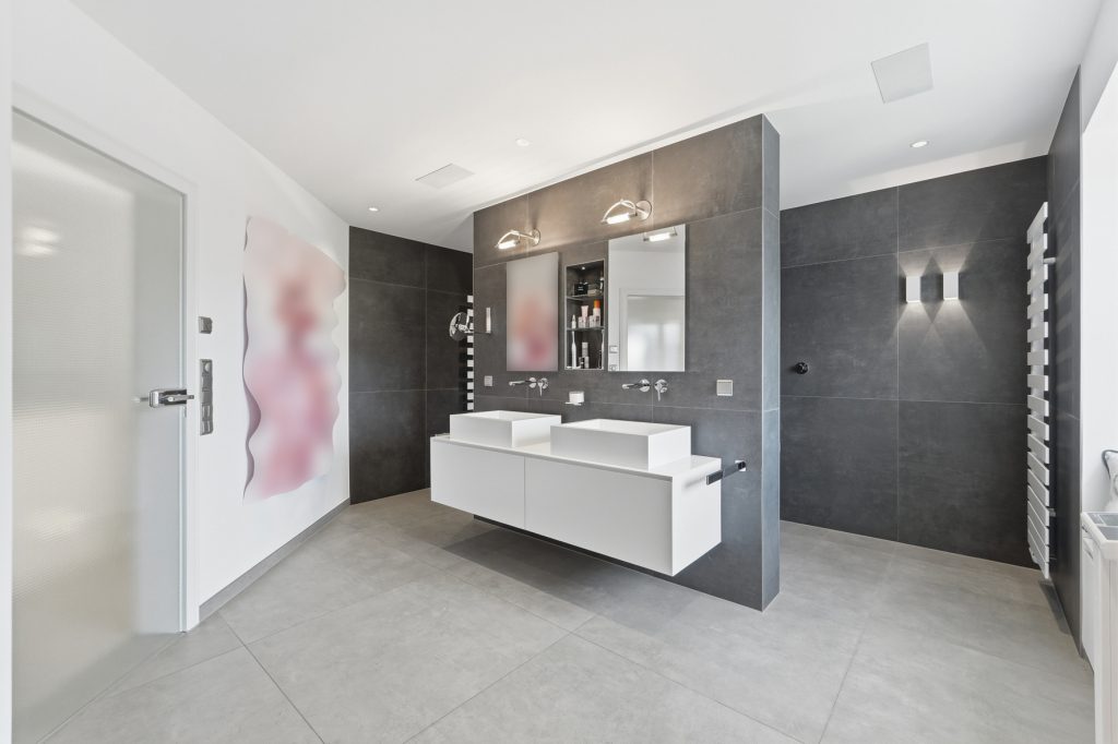 Gütelhöfer Immobilien - Immobilienangebot - Bornheim / Uedorf - Alle - Zeitloses Einfamilienhaus in Uedorf. Exklusives Wohnen in Rheinnähe mit hochwertiger Ausstattung!