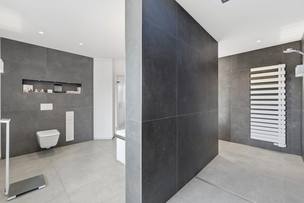 Gütelhöfer Immobilien - Immobilienangebot - Bornheim / Uedorf - Alle - Zeitloses Einfamilienhaus in Uedorf. Exklusives Wohnen in Rheinnähe mit hochwertiger Ausstattung!