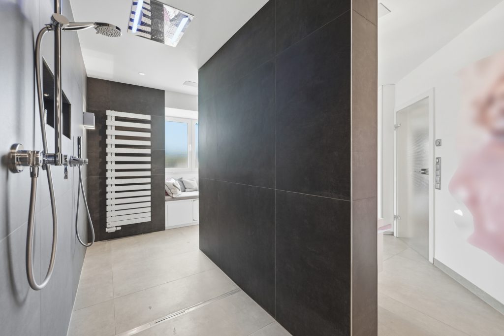Gütelhöfer Immobilien - Immobilienangebot - Bornheim / Uedorf - Alle - Zeitloses Einfamilienhaus in Uedorf. Exklusives Wohnen in Rheinnähe mit hochwertiger Ausstattung!
