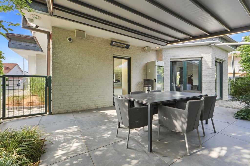 Gütelhöfer Immobilien - Immobilienangebot - Bornheim / Uedorf - Alle - Zeitloses Einfamilienhaus in Uedorf. Exklusives Wohnen in Rheinnähe mit hochwertiger Ausstattung!